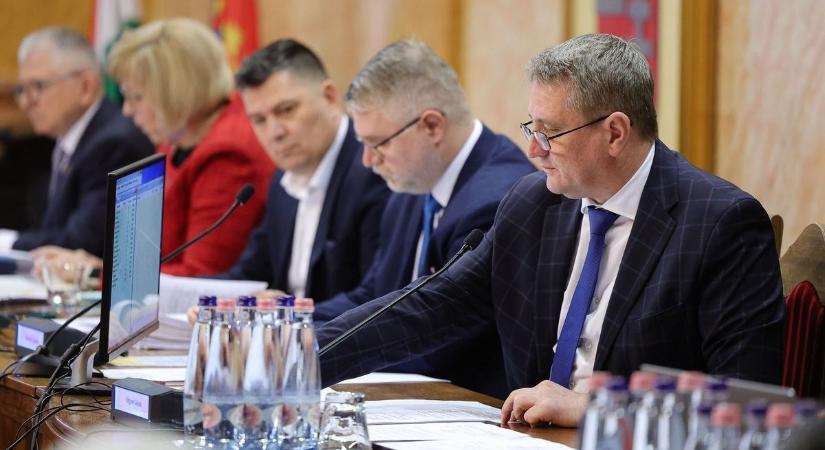 A tömegközlekedés ára és az óvodák átszervezése is téma Egerben