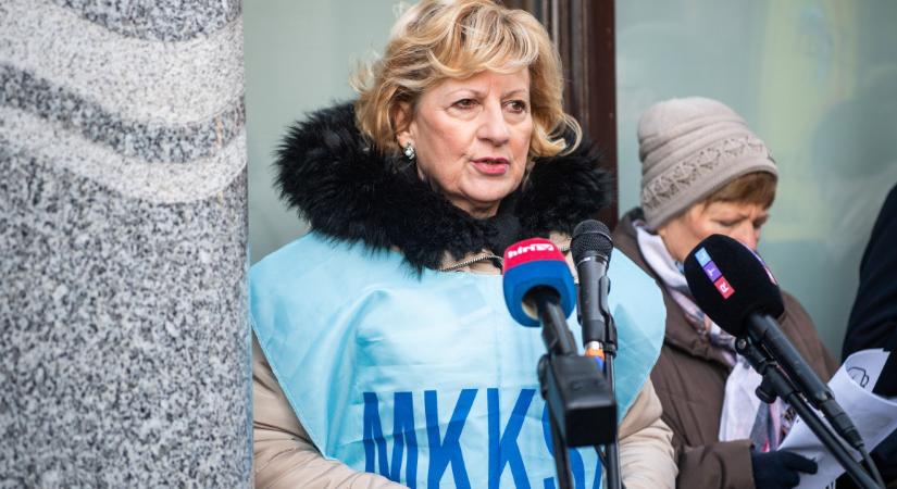 A köztisztviselők keresetének megduplázását követeli a szakszervezet