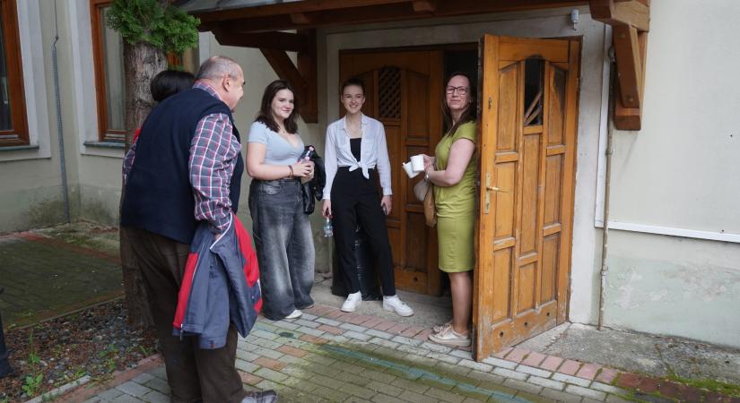 Generációk közötti eszmecsere, egy leendő klubhelyiség megtekintésével