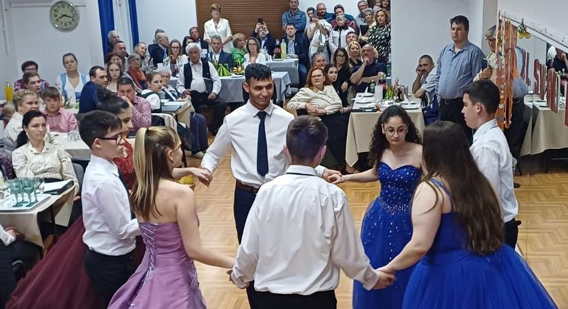 Sváb bál megnyitóján táncoltak az iskola elsőbálozói