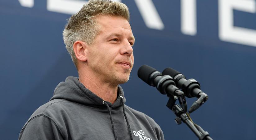 Magyar Péter lerótta kegyeletét Ferenc pápa előtt a Vatikáni Nunciatúrán