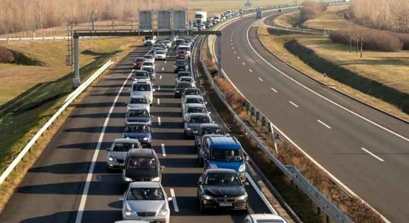 Újra bedugult az M3-as, így próbálnak trükközni az autósok, hogy előnyt szerezzenek