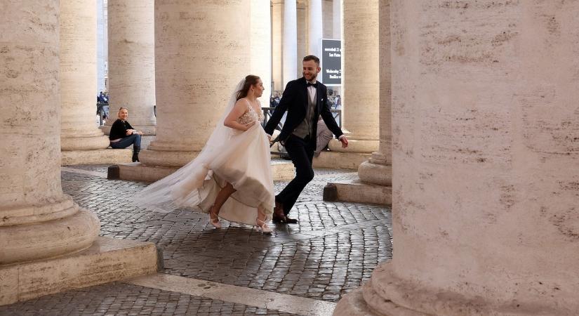 Egy szerelmespár úgy döntött, az esküvői fotózást a gyászba borult Szent Péter téren tartják – Íme, a nap legizgalmasabb képei