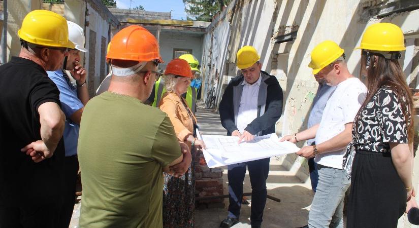 Bejártuk a leendő ipolysági kulturális központ területét