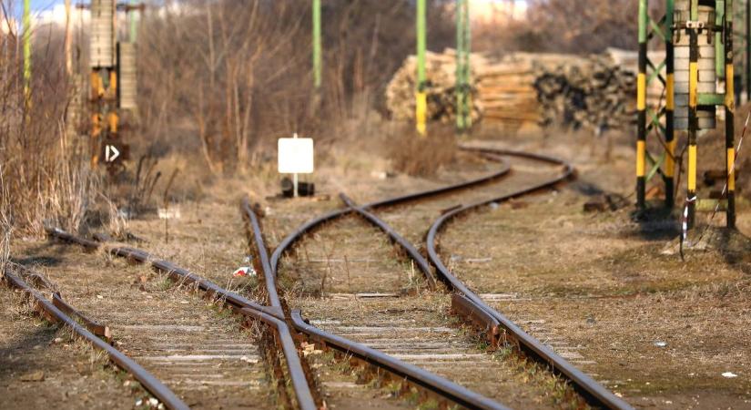 Holttesteket találtak a vasúti síneken Füzesabony környékén