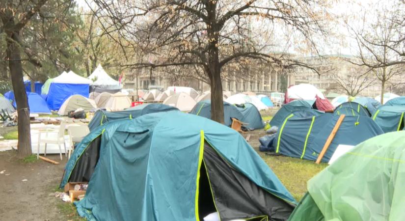 A rendőrség magyarázza meg, miért nem mehetett be az Insajder újságírója a Pionír parkba! (Videó)
