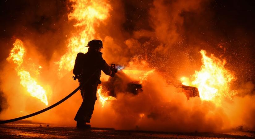 Teljes terjedelmében égett a kocsi az M1-esen, több kilométeres a torlódás