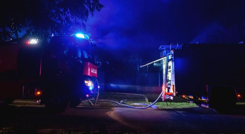 Lezuhant a szállítójárműről és kigyulladt egy autó a 84-es főúton
