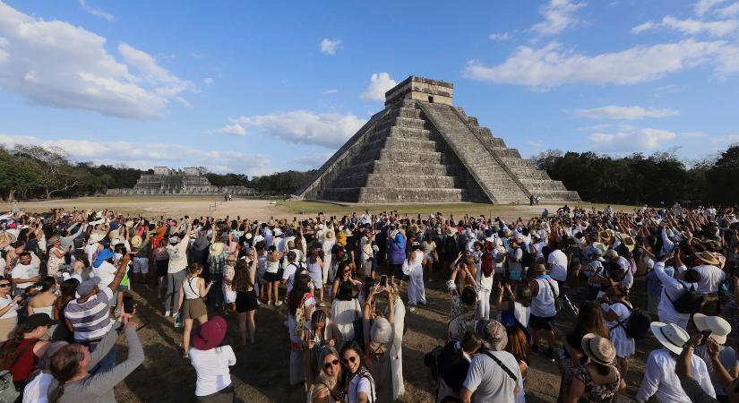 Óriási riadalom a piramisoknál, futni kezdtek a turisták az égből leszálló iszonyatos jelenség láttán