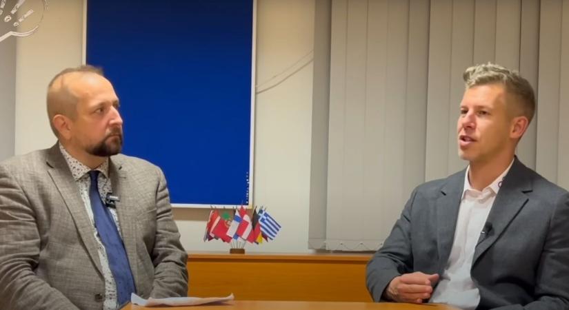 Ezt is megértük – a tiszás főpropagandista oktatja ki a Mandinert újságírásból