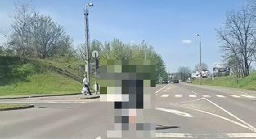 Hajmeresztő jelenetet rögzítettek. Nem hisz a szemének, mit művelt a férfi a babakocsival Ózdon - videóval!