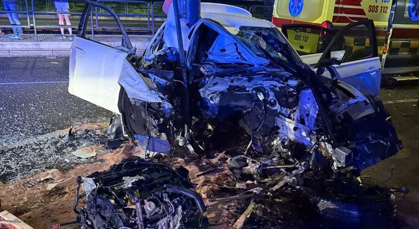 SÚLYOS baleset: Nyílegyenesen lámpaoszlopnak ütközött, totálkárosra tört a BMW