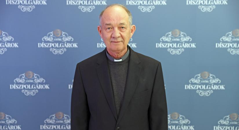 Sikeres műtéten esett át Gyula atya, már lábra is állt