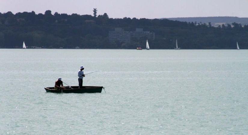 Már ekkortól lehet csónakból pecázni a Balatonon, de egy perccel se előbb