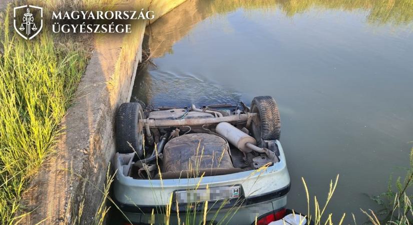Jogosítvány nélkül vezetett a tini, a két éves testvére a víz alatt rekedt