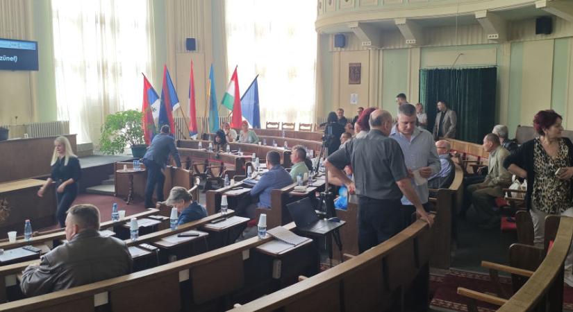Tucatnyi rendőr a városházán, nem engedik be a polgárokat a képviselő-testület ülésére