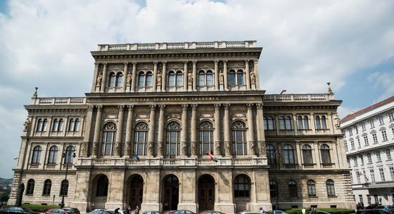 Orbán nem lesz ott az MTA ünnepi közgyűlésén, ahol az akadémikusok egy része kivonulással tiltakozott volna, ha ő eljön