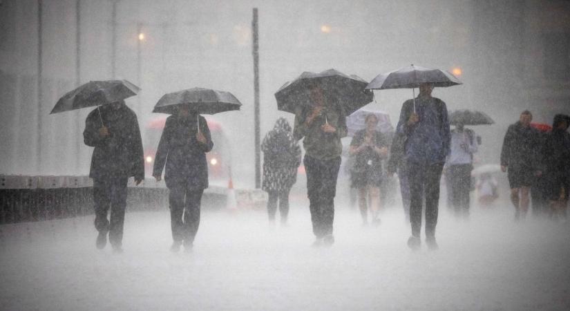 Hol volt, hol nem volt: az egyik utca poros marad, a település másik felét felhőszakadás áztatja