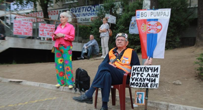 Tizedik napja tart a köztévé blokádja