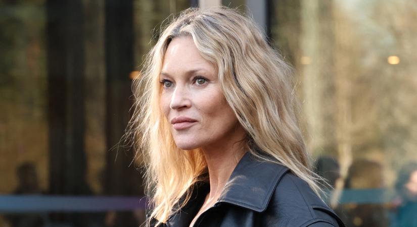 Az 51 éves Kate Moss nagyon intim fotózást vállalt be, nem is akármiben pózolt a kamerák előtt
