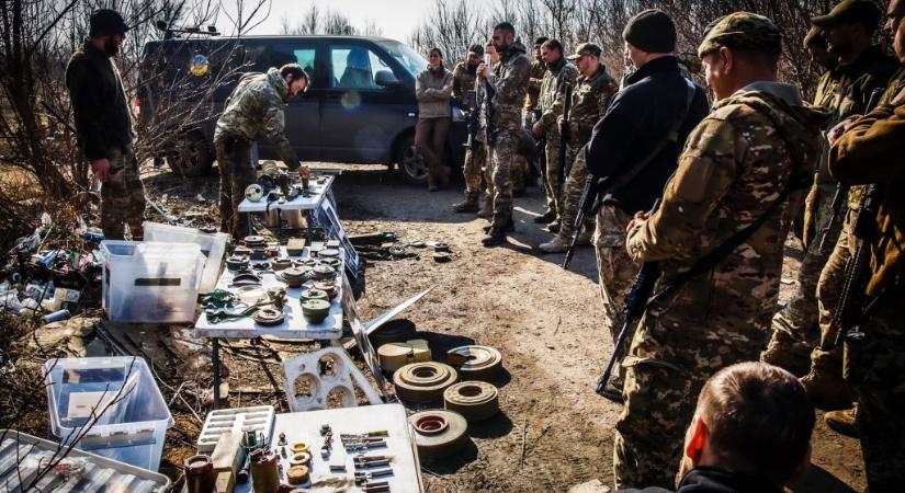 „Hét aknát találtam a kertemben, mindet hasznosítottam” – túlélési gyorstalpaló az ukrán aknamezőkről
