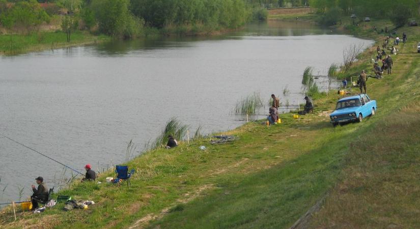 Reszkető, zokogó gyerekek rohantak szüleikhez a fegyverneki tóparton, rettenetes dolgot láttak