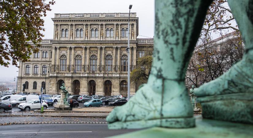 Úgy tűnik, az Orbán Viktor és a minisztere is távol marad az MTA ünnepi közgyűlésétől, ahol az akadémikusok egy része kivonulással tiltakozott volna