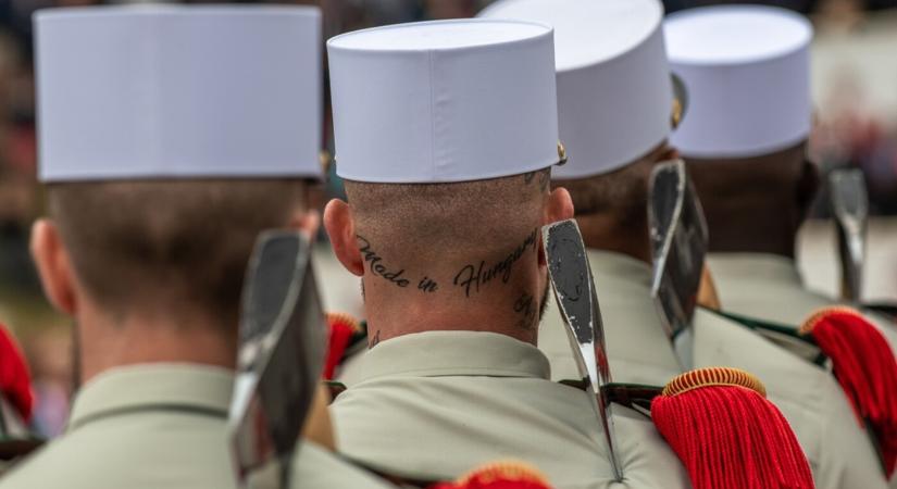 Díszletvárosban gyakoroljak az utcai hadviselést a francia idegenlégió és a brit hadsereg katonái