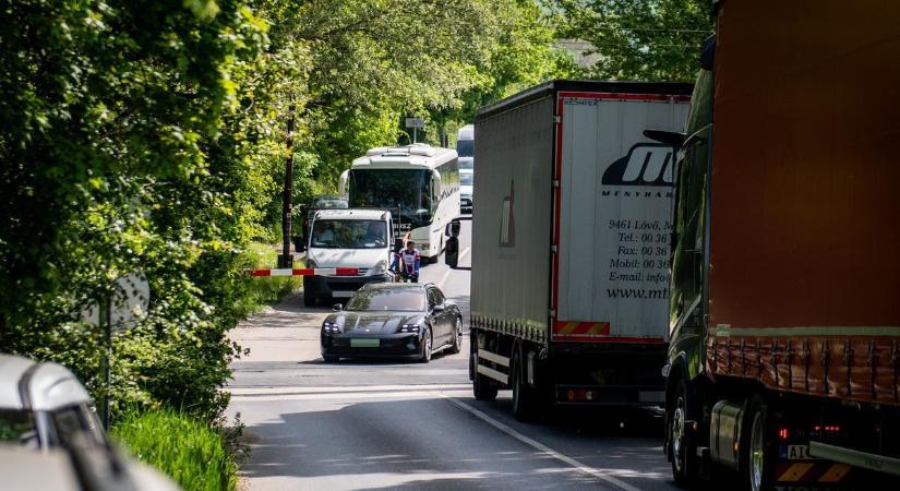 Fél órán át zárva volt a vasúti sorompó, az autósok megunták, áthajtottak a síneken