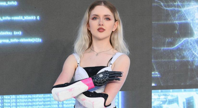 Tilly Lockey, a bionikus lány bemutatta új, vezeték nélküli kezét, amely az Addams Familyt idézi – videó