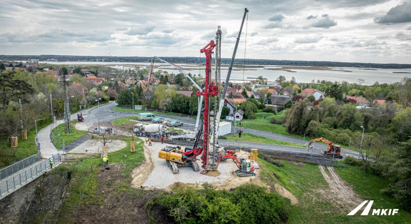 Így halad az M7-es felett hamarosan átívelő új híd építkezése - FOTÓK