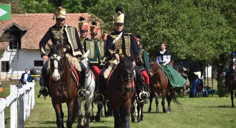 Huszárok érkeznek a találkozó helyszínére, újdonságokkal is előrukkolnak a szervezők