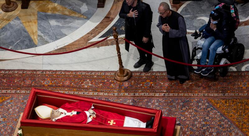 Már mintegy ötvenezren rótták le kegyeletüket Ferenc pápa előtt