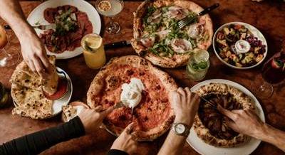 Itt a tavasz, így újra nyitva van a Zappi árnyas kertje, ahol mesés nápolyi pizzák és koktélok várnak