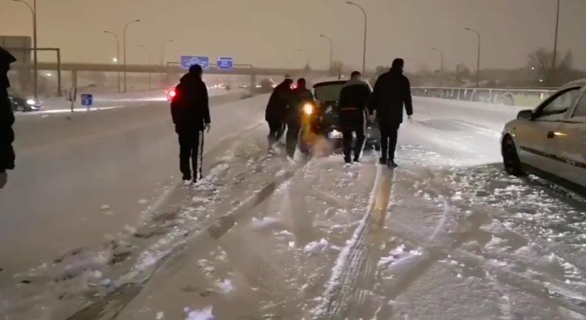 Hóban elakadt autóson segítettek a spanyol focicsapat játékosai - videó