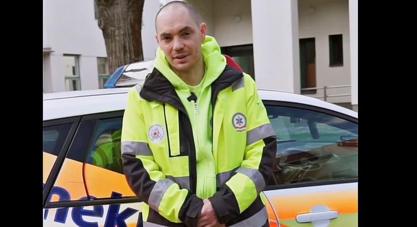 Koszovót és Afganisztánt is megjárta – Ma a pécsi gyerekek élete múlik rajta (VIDEÓ)