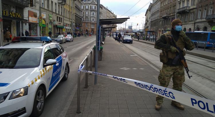 Villamosmegállóban késelte meg a nőt a bedrogozott hajléktalan, a férfit börtönbüntetésre ítélték