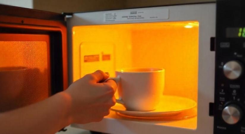 Fogadjunk, hogy nem tudtad! Ezért nem szabad SOHA mikróban melegíteni a teát