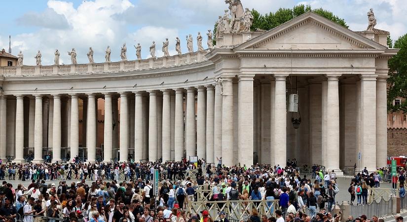 Franciscus: milliós tömeg, öt kilométeres körmenet, egyetlen koporsó és semmi ravatal