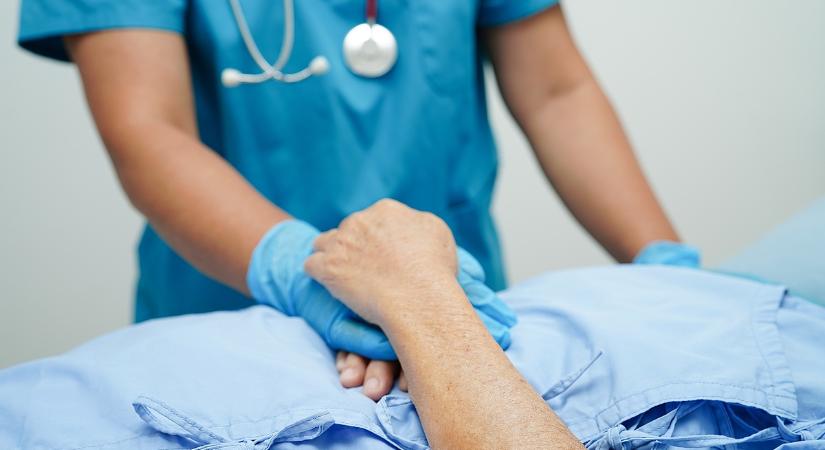 Átsorolják az ápolónőket, 60 éves korban nyudíjjazzák őket a szomszédban