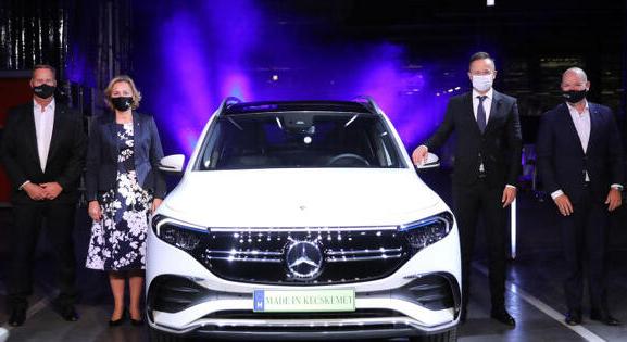 Egy magyar dolgozó feleannyi bónuszt sem kap a Mercedesnél, mint egy német