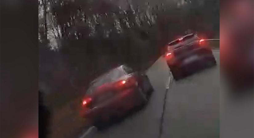 VIDEÓ: Sportmotorosokat megszégyenítően előzött vaktában az Audis a Dobogókői úton