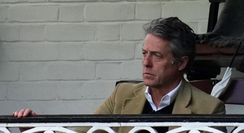 Hugh Grant kiakadt a brit magániskolákra: „Kicsit fúj a szél és már nem mehetnek mászókázni, de a laptopot nyomják a kezükbe”