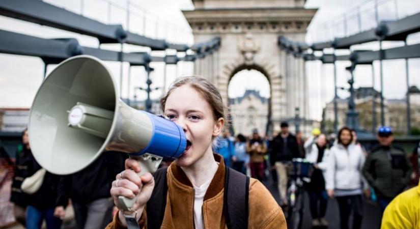 "Ez nem egy bírság. Ez egy gumibot – csak most papíron, alattomos formában" - tüntetésért kapott bírságokra gyűjt Pankotai Lili