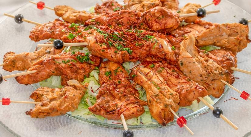 Grillezett joghurtos csirkenyársak citromlével