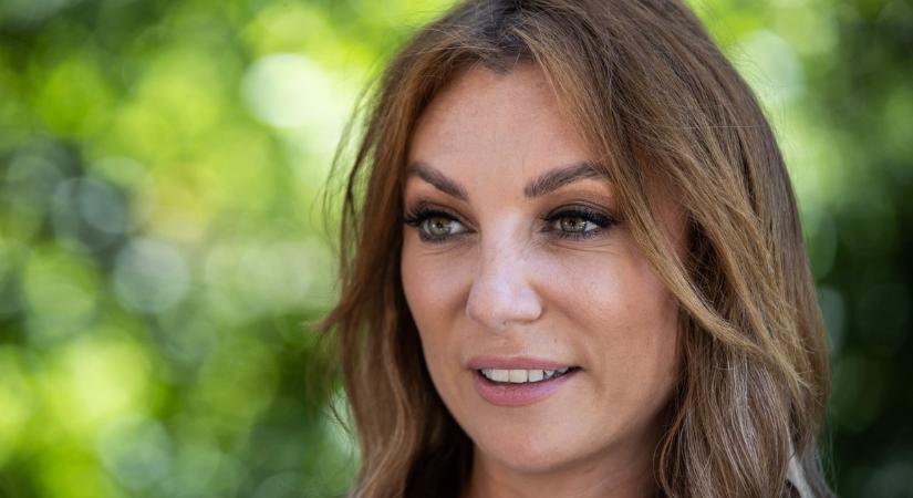 Olvadozunk, annyira formásak: Lujzi rakoncátlan, fürtös haja, a fiúk izgalma, a bográcsos étel láttán. Rúzsa Magdi hármas ikrei minden visznek ma