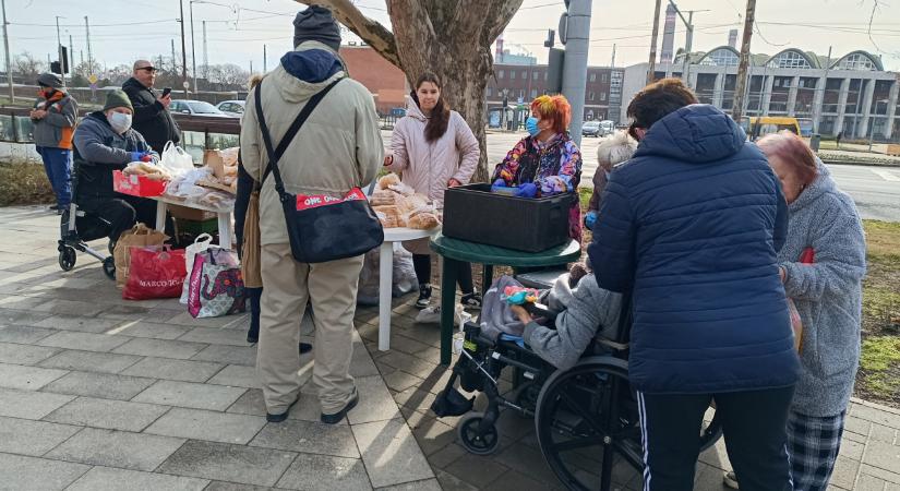 Ételosztás sorszámokkal Debrecenben