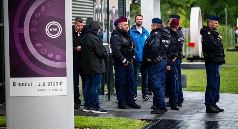 Elfogyott a Momentum kitartása, hiába várták a tüntetőket a rendőrök az MTVA-székháznál