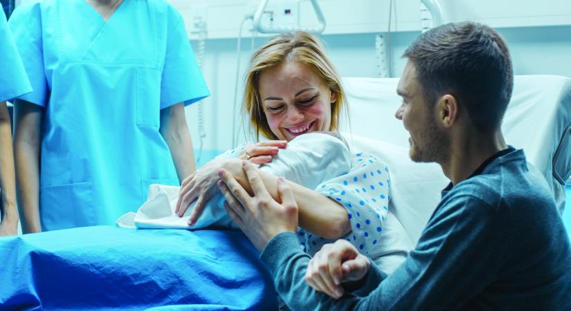 Szakemberek, akik „hegtudatosan” segítik a császáros anyákat