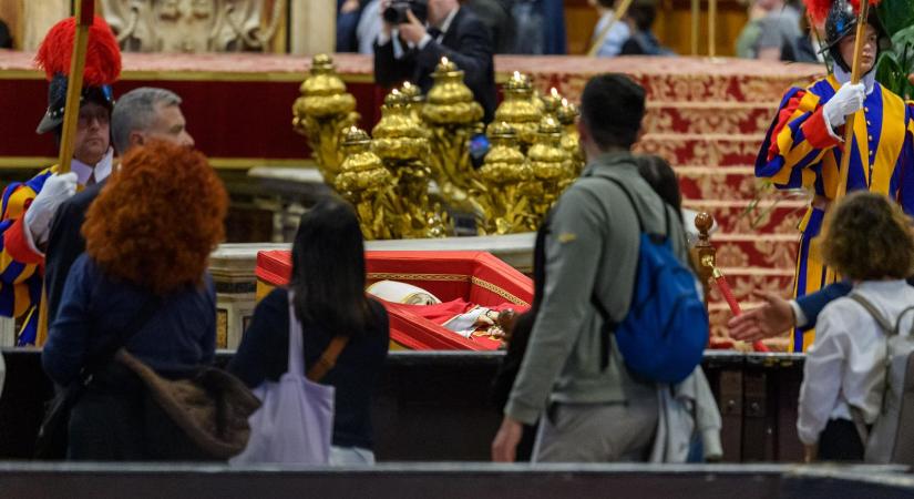 Már csaknem 130 ezren rótták le kegyeletüket Ferenc pápa ravatalánál